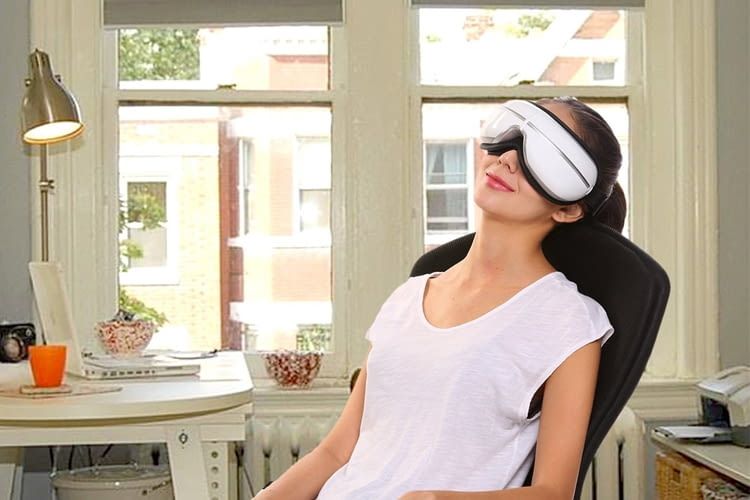 The eye massager helps reduce eye puffiness