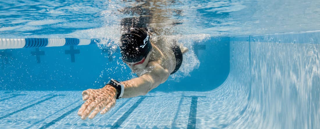 Le Swimsense Live est un bracelet connecté dédié à la natation