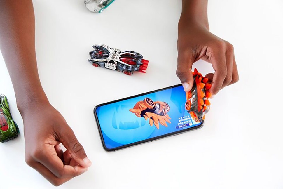 Hot Wheels id - Smart track kit with NFC cars in Apple stores