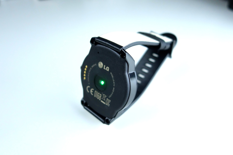 The integrated heart rate monitor of the LG G Watch R